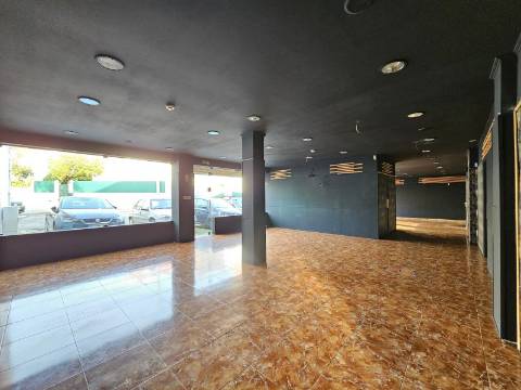 Prédio com Comércio e 2 apartamentos, em Mem Martins, Sintra