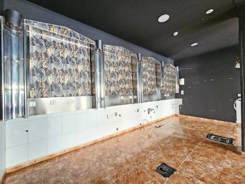 Prédio com Comércio e 2 apartamentos, em Mem Martins, Sintra