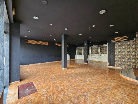 Prédio com Comércio e 2 apartamentos, em Mem Martins, Sintra