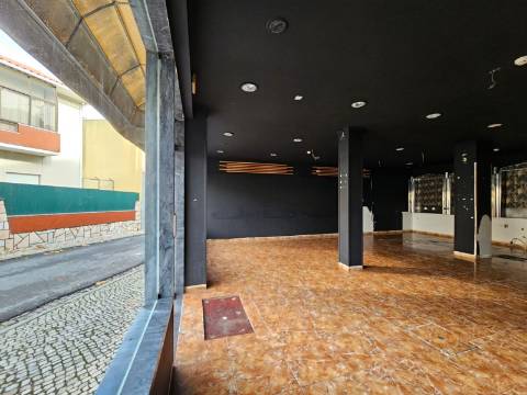 Prédio com Comércio e 2 apartamentos, em Mem Martins, Sintra