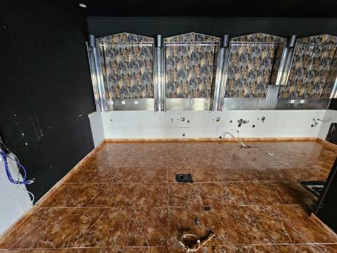 Prédio com Comércio e 2 apartamentos, em Mem Martins, Sintra