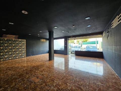 Prédio com Comércio e 2 apartamentos, em Mem Martins, Sintra