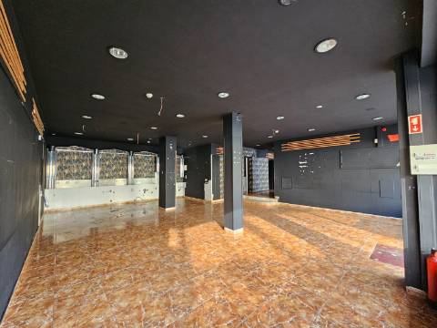 Prédio com Comércio e 2 apartamentos, em Mem Martins, Sintra