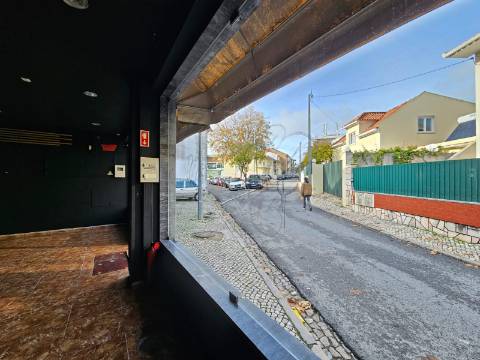 Prédio com Comércio e 2 apartamentos, em Mem Martins, Sintra