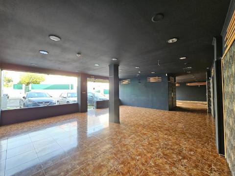 Prédio com Comércio e 2 apartamentos, em Mem Martins, Sintra