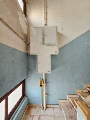 Prédio com Comércio e 2 apartamentos, em Mem Martins, Sintra