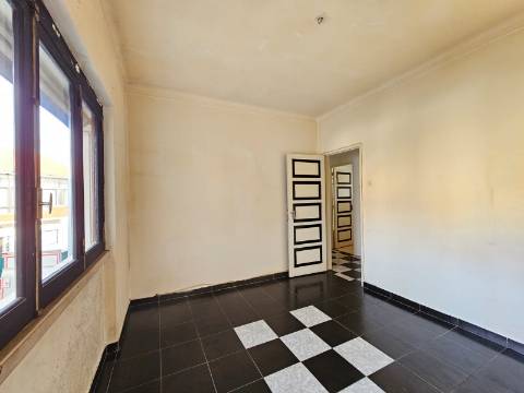 Prédio com Comércio e 2 apartamentos, em Mem Martins, Sintra