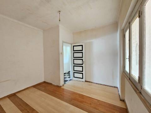 Prédio com Comércio e 2 apartamentos, em Mem Martins, Sintra