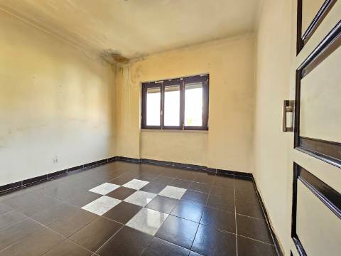 Prédio com Comércio e 2 apartamentos, em Mem Martins, Sintra