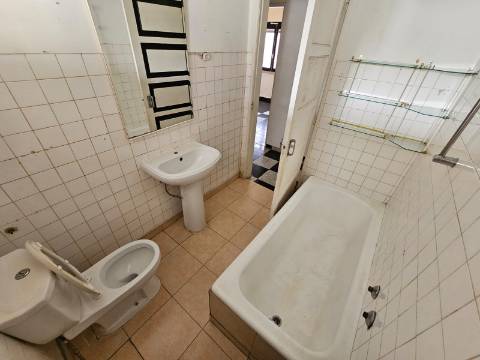 Prédio com Comércio e 2 apartamentos, em Mem Martins, Sintra