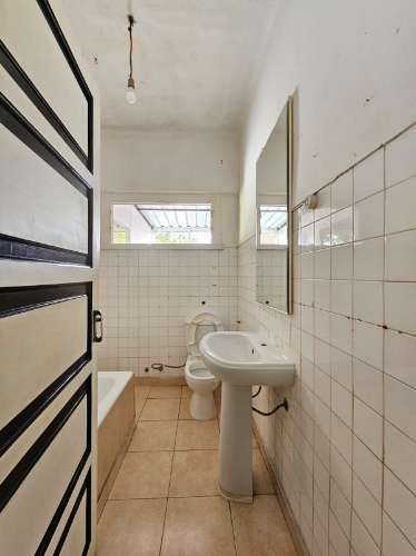 Prédio com Comércio e 2 apartamentos, em Mem Martins, Sintra