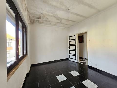 Prédio com Comércio e 2 apartamentos, em Mem Martins, Sintra