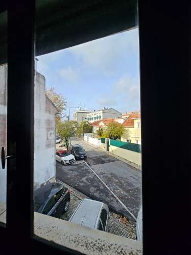 Prédio com Comércio e 2 apartamentos, em Mem Martins, Sintra