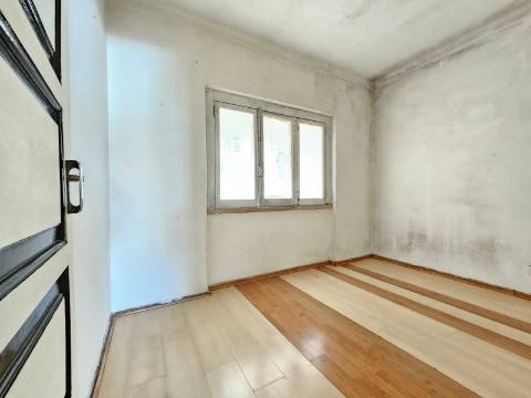 Prédio com Comércio e 2 apartamentos, em Mem Martins, Sintra