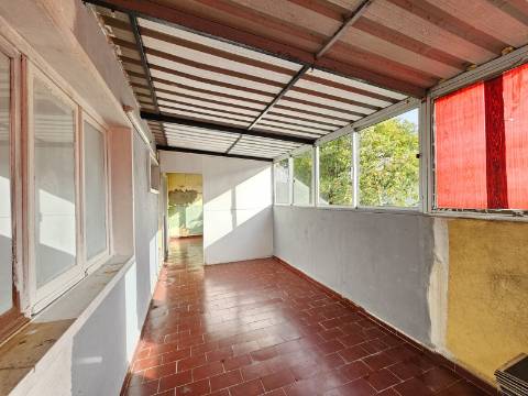 Prédio com Comércio e 2 apartamentos, em Mem Martins, Sintra