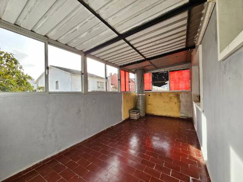 Prédio com Comércio e 2 apartamentos, em Mem Martins, Sintra