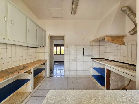 Prédio com Comércio e 2 apartamentos, em Mem Martins, Sintra