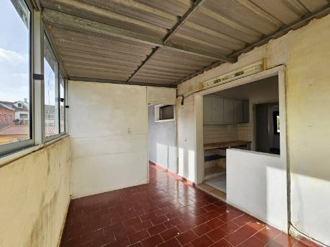 Prédio com Comércio e 2 apartamentos, em Mem Martins, Sintra