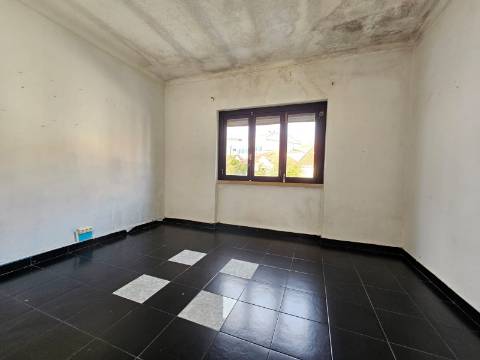 Prédio com Comércio e 2 apartamentos, em Mem Martins, Sintra