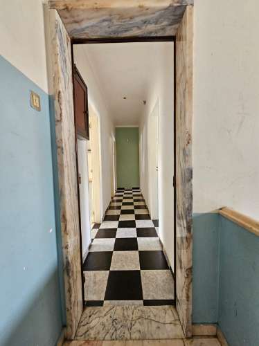 Prédio com Comércio e 2 apartamentos, em Mem Martins, Sintra