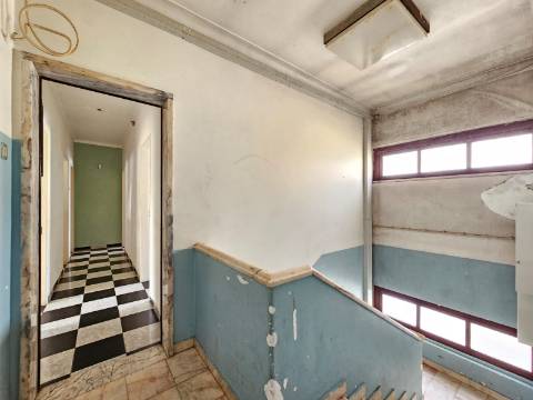 Prédio com Comércio e 2 apartamentos, em Mem Martins, Sintra