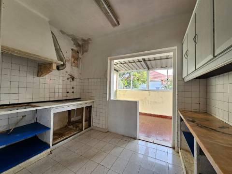 Prédio com Comércio e 2 apartamentos, em Mem Martins, Sintra