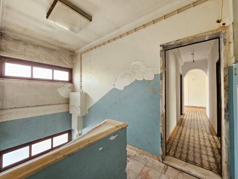 Prédio com Comércio e 2 apartamentos, em Mem Martins, Sintra