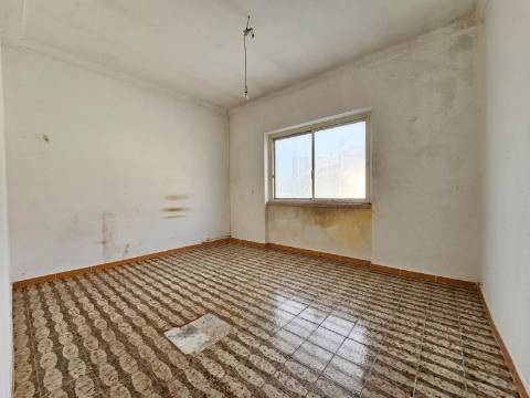 Prédio com Comércio e 2 apartamentos, em Mem Martins, Sintra