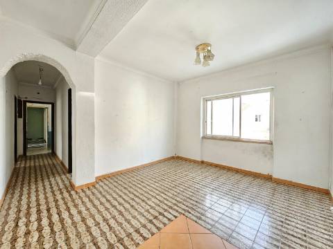 Prédio com Comércio e 2 apartamentos, em Mem Martins, Sintra