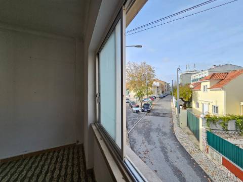 Prédio com Comércio e 2 apartamentos, em Mem Martins, Sintra