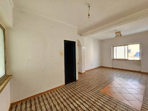 Prédio com Comércio e 2 apartamentos, em Mem Martins, Sintra