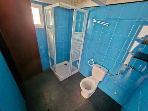 Prédio com Comércio e 2 apartamentos, em Mem Martins, Sintra