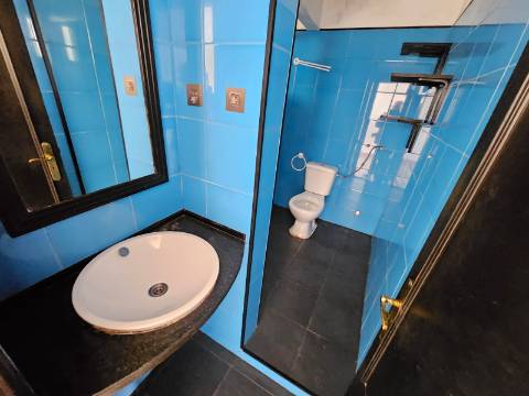 Prédio com Comércio e 2 apartamentos, em Mem Martins, Sintra