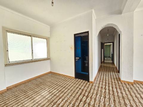 Prédio com Comércio e 2 apartamentos, em Mem Martins, Sintra