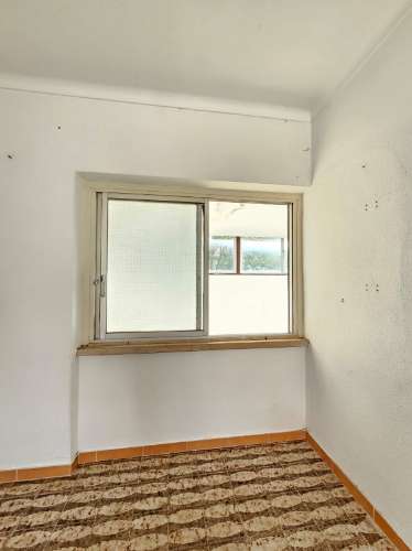 Prédio com Comércio e 2 apartamentos, em Mem Martins, Sintra