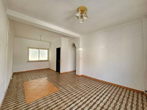 Prédio com Comércio e 2 apartamentos, em Mem Martins, Sintra