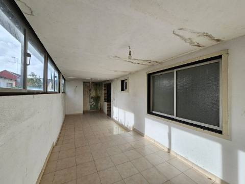 Prédio com Comércio e 2 apartamentos, em Mem Martins, Sintra