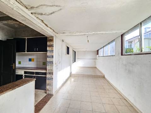 Prédio com Comércio e 2 apartamentos, em Mem Martins, Sintra