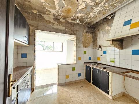 Prédio com Comércio e 2 apartamentos, em Mem Martins, Sintra