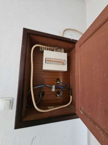 Prédio com Comércio e 2 apartamentos, em Mem Martins, Sintra