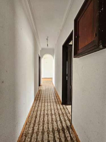 Prédio com Comércio e 2 apartamentos, em Mem Martins, Sintra