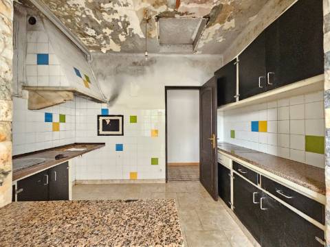 Prédio com Comércio e 2 apartamentos, em Mem Martins, Sintra