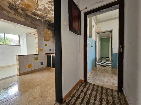 Prédio com Comércio e 2 apartamentos, em Mem Martins, Sintra