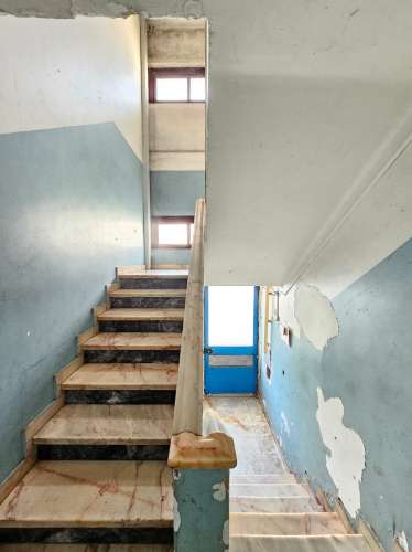 Prédio com Comércio e 2 apartamentos, em Mem Martins, Sintra