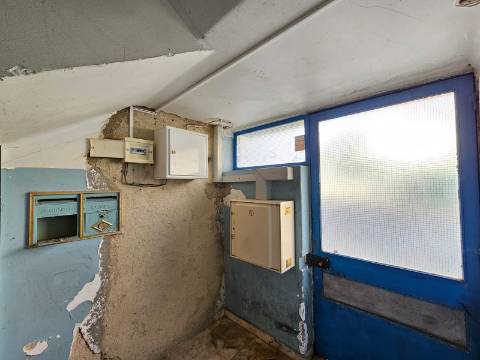 Prédio com Comércio e 2 apartamentos, em Mem Martins, Sintra