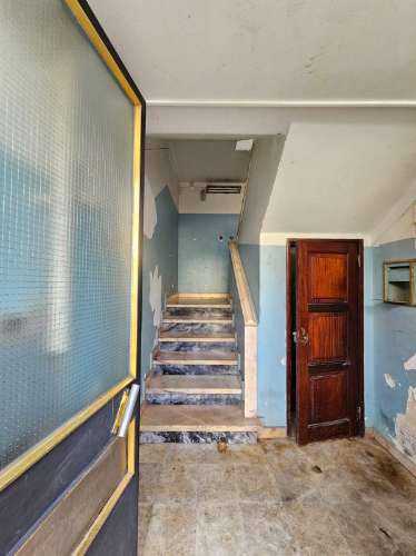 Prédio com Comércio e 2 apartamentos, em Mem Martins, Sintra