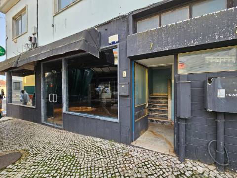 Prédio com Comércio e 2 apartamentos, em Mem Martins, Sintra