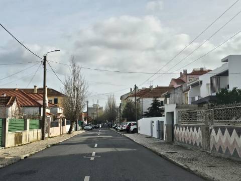 Prédio com Comércio e 2 apartamentos, em Mem Martins, Sintra