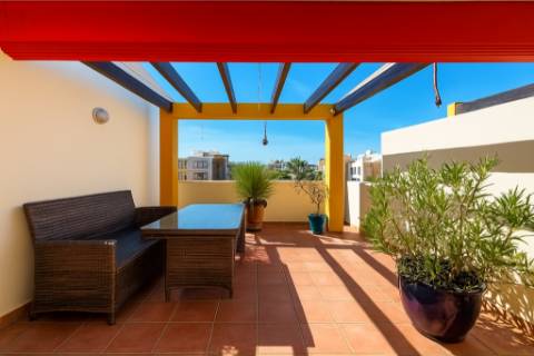 Apartamento com Piscina e Terraços Amplos em Tavira
