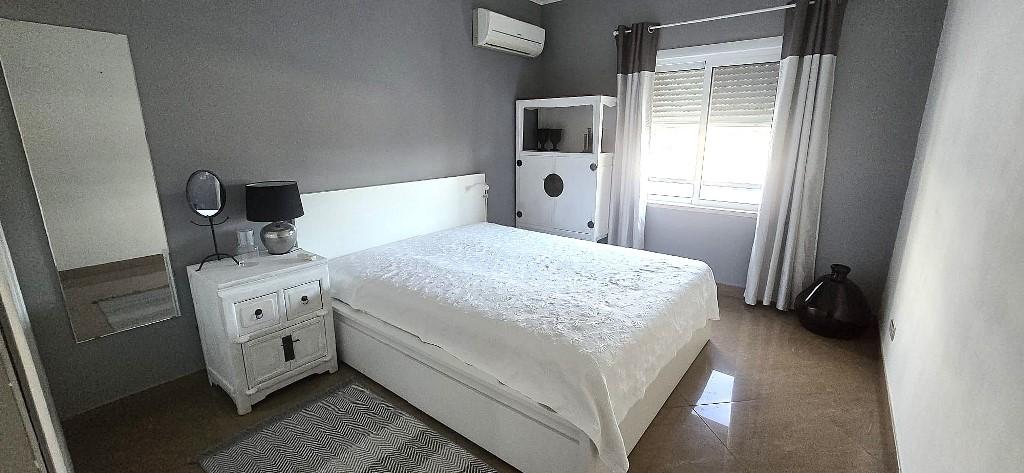 Apartamento com Piscina e Terraços Amplos em Tavira